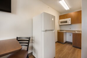 Een bureau, verduisterende gordijnen, gratis wifi, beddengoed