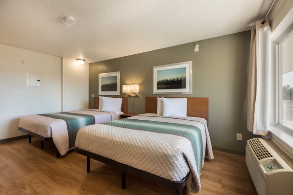 Een bureau, verduisterende gordijnen, gratis wifi, beddengoed