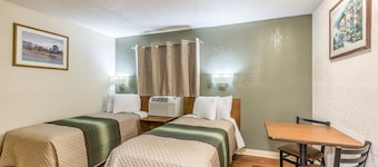 HomeTowne Studios by Red Roof Dallas - Mesquite