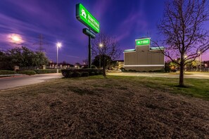 Exterior - HomeTowne Studios by Red Roof Dallas - Mesquite (Mesquite)