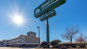 Un edificio con un letrero que indica 'Home Towne Studios' y 'Tarifas por noche y semanal'.