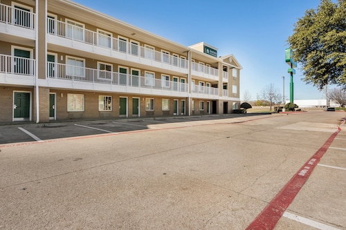 HomeTowne Studios by Red Roof Dallas - Mesquite