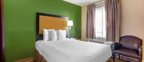 Estudio, 1 cama matrimonial, para no fumadores | Escritorio, cortinas blackout y tabla de planchar con plancha