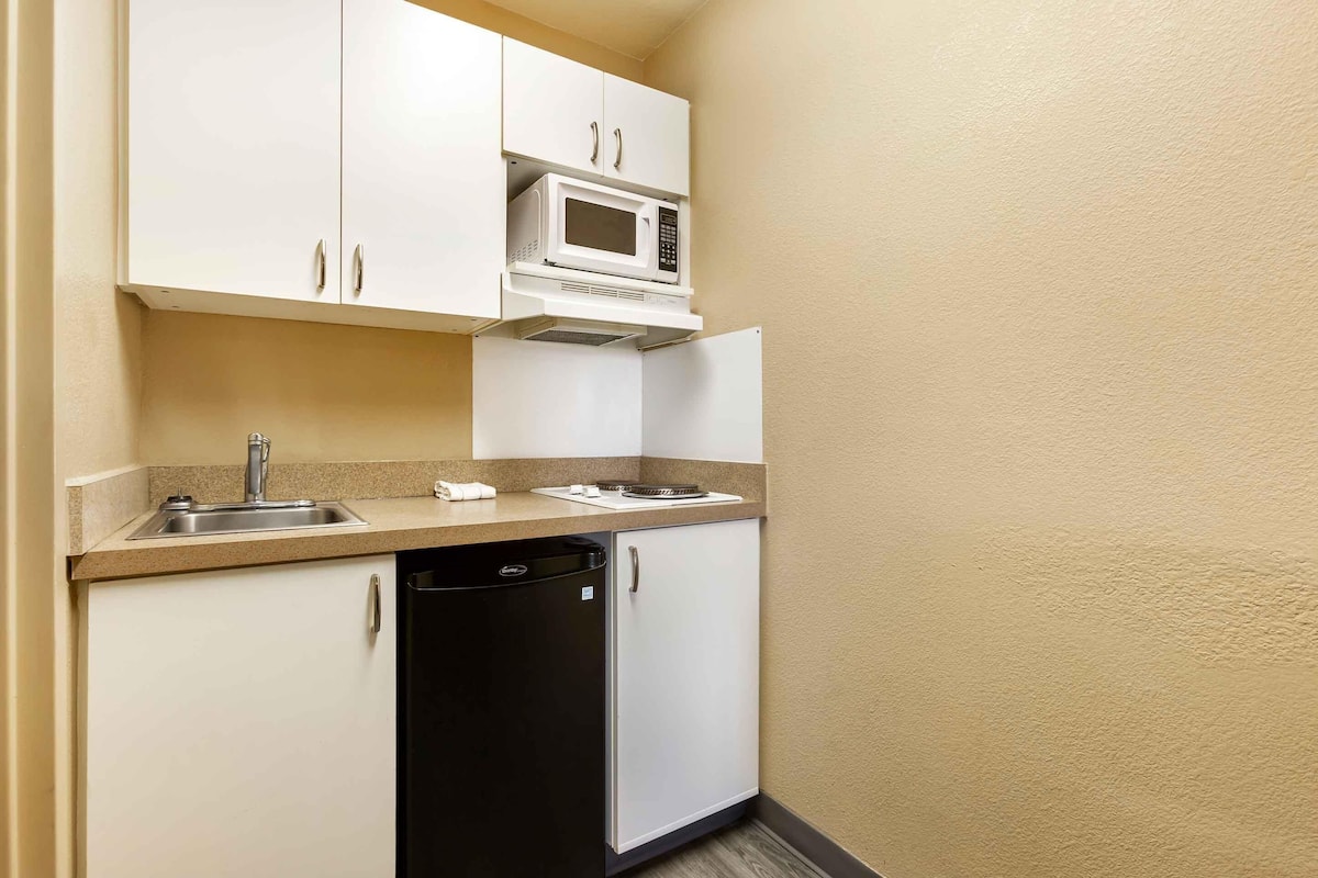 Fridge, microwave, stovetop, cookware/dishes/utensils