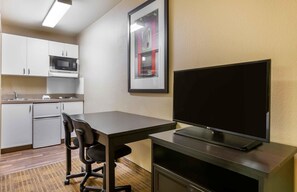 Studio, 2 Double Beds, Non Smoking | Private kitchen | Fridge, microwave, stovetop, cookware/dishes/utensils