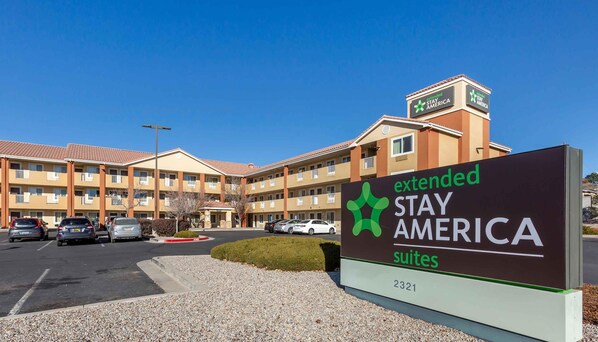 An extended stay America hotel with a sign indicating suites. - Extended Stay America Suites Albuquerque Airport (Albuquerque)