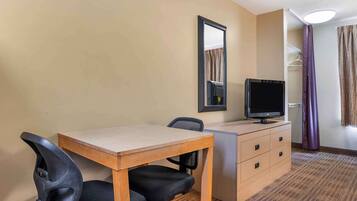 Colchones con pillow-top, escritorio y espacio para trabajar con laptop