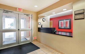 Lobby - Extended Stay America Suites Cincinnati Blue Ash Kenwood Rd (Cincinnati)