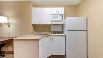 Estudio, 2 camas matrimoniales, para no fumadores | Cocina privada | Cafetera y tetera, refrigerador con congelador y microondas
