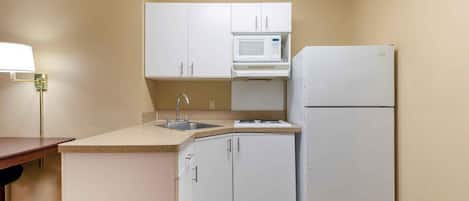 Estudio, 2 camas matrimoniales, para no fumadores | Cocina privada | Cafetera y tetera, refrigerador con congelador y microondas