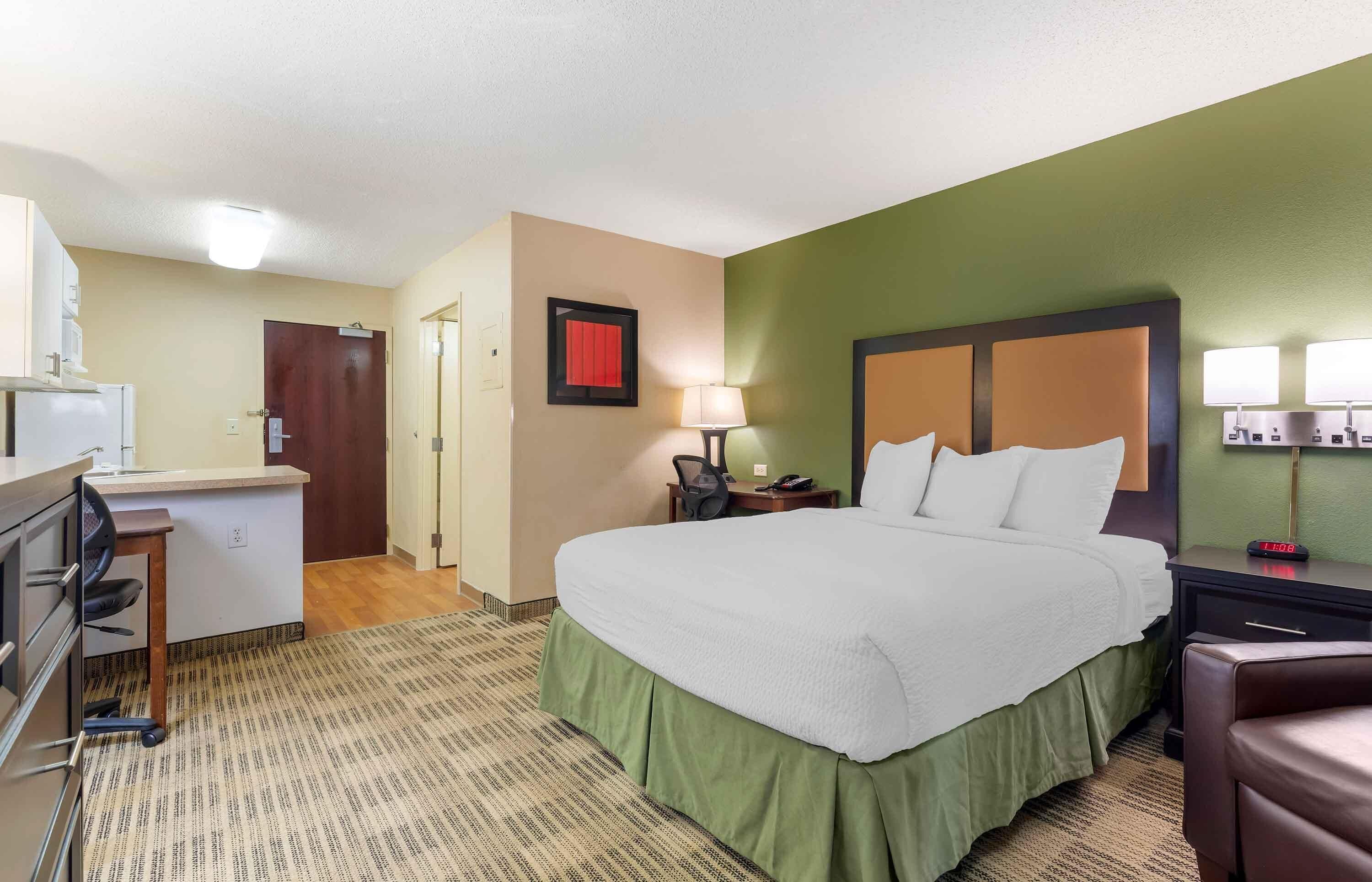 Studio, 1 Queen Bed, Non Smoking | Desk, laptop workspace, blackout drapes, iron/ironing board