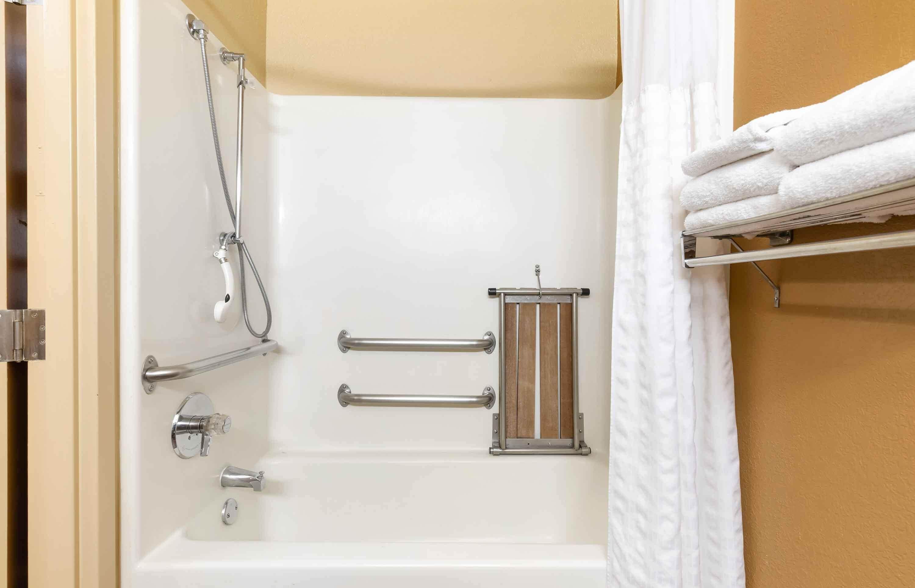 Studio, 1 Queen Bed, Accessible, Non Smoking | Bathroom | Combined shower/bathtub, free toiletries, hair dryer, towels