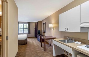 Studio, 1 grand lit, accessible aux personnes à mobilité réduite, non-fumeurs | Cuisine privée | Grand réfrigérateur, micro-ondes, plaque de cuisson