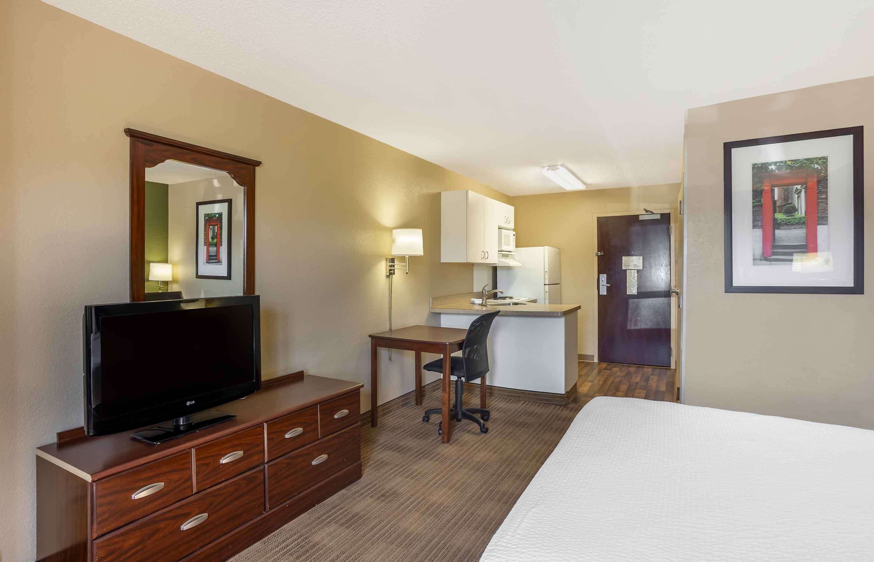 Laptop workspace, blackout drapes, iron/ironing board, free WiFi