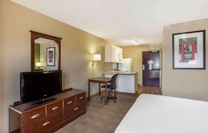 Laptop workspace, blackout drapes, iron/ironing board, free WiFi - Suburban Studios Exton - Philadelphia Great Valley (Exton)