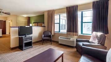 Suite | Desk, laptop workspace, iron/ironing board, free WiFi