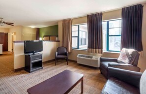 Suite | Een bureau, een laptopwerkplek, een strijkplank/strijkijzer, gratis wifi