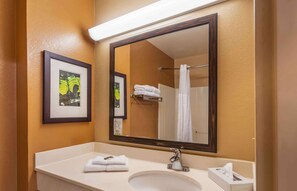 Suite | Bathroom | Combined shower/bathtub, free toiletries, hair dryer, towels - Extended Stay America Suites Chicago Woodfield Mall (Schaumburg)