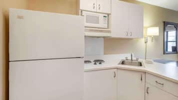 Studio, 1 Queen Bed, Non Smoking, Refrigerator & Microwave | Private kitchen