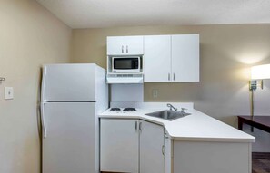 Frigorífico grande, microondas, placa de cocina y cafetera o tetera