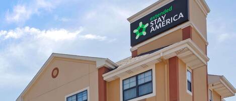 A hotel sign with the text "extended STAY AMERICA".