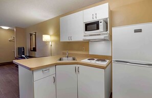 Studio, 1 King Bed, Non Smoking | Desk, iron/ironing board, free WiFi, bed sheets