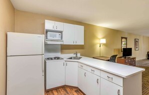 Studio, 1 Queen Bed, Non Smoking | Desk, free WiFi, bed sheets