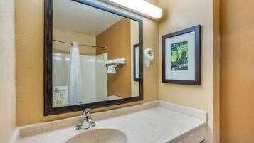 Ensemble douche/baignoire, articles de toilette gratuits, sèche-cheveux