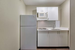 Großer Kühlschrank, Mikrowelle, Herdplatte
