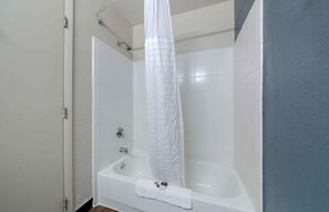Baignoire, articles de toilette (gratuits), séchoir à cheveux