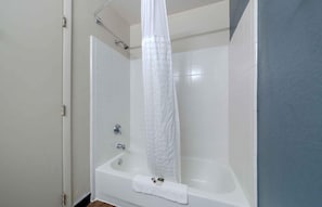 Baignoire, articles de toilette (gratuits), séchoir à cheveux
