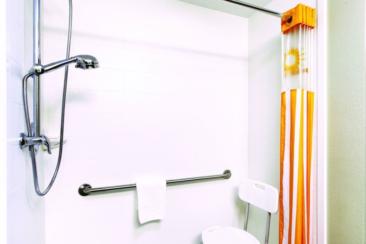 Bathroom | Combined shower/tub, eco-friendly toiletries, hair dryer, towels