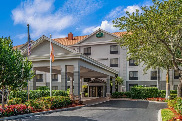Front of property - La Quinta Inn & Suites by Wyndham Bonita Springs Naples N. (Bonita Springs)