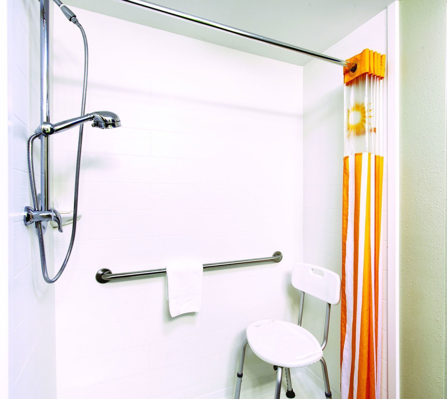 浴室 | 淋浴/浴缸二合一、環保盥洗用品、吹風機、毛巾