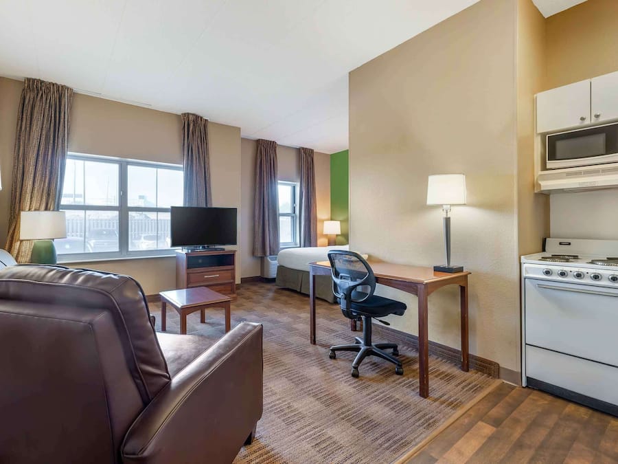 Escritorio, tabla de planchar con plancha, wifi gratis y ropa de cama