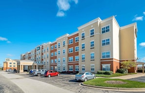 A multi-story hotel with a parking lot in front. - Extended Stay America Suites Chicago O'Hare Allstate Arena (Rosemont)