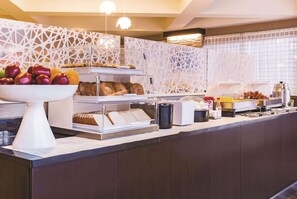 Buffet déjeuner gratuit tous les jours