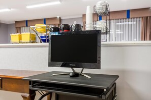 Business center - Days Inn by Wyndham Lugoff (Lugoff)