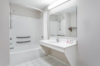 卢戈夫温德姆戴斯酒店