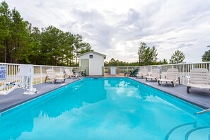 季节性开放的室外游泳池