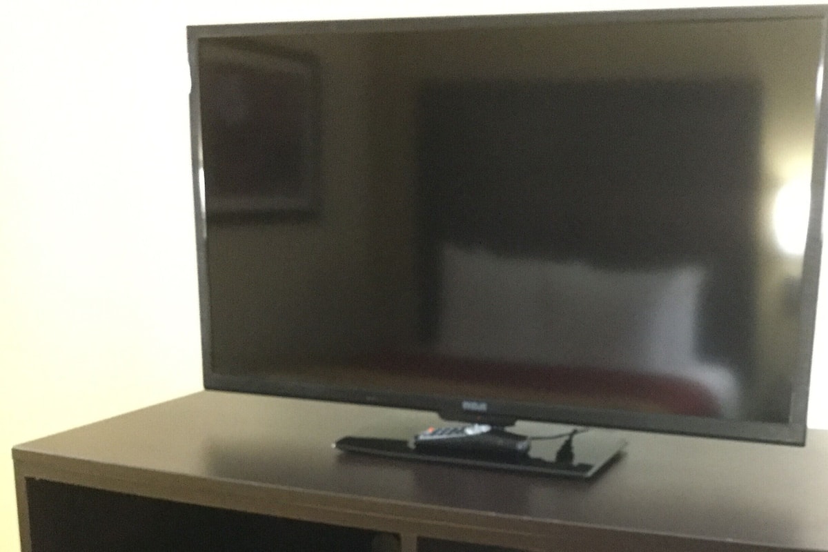 Ein Flachbildfernseher auf einem Holzboden.