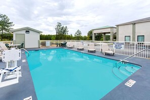 Una piscina al aire libre de temporada