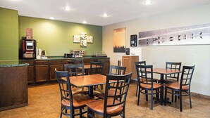 Free daily buffet breakfast  - SureStay Plus Hotel by Best Western Bettendorf (Bettendorf)