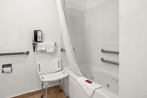 Standardzimmer, 1 King-Bett, barrierefrei, Kühlschrank und Mikrowelle | Badezimmer | Duschwanne, kostenlose Toilettenartikel, Haartrockner, Handtücher