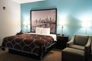 Rom – standard, 1 kingsize-seng | Skrivebord, strykejern/-brett og barnesenger (inkludert)