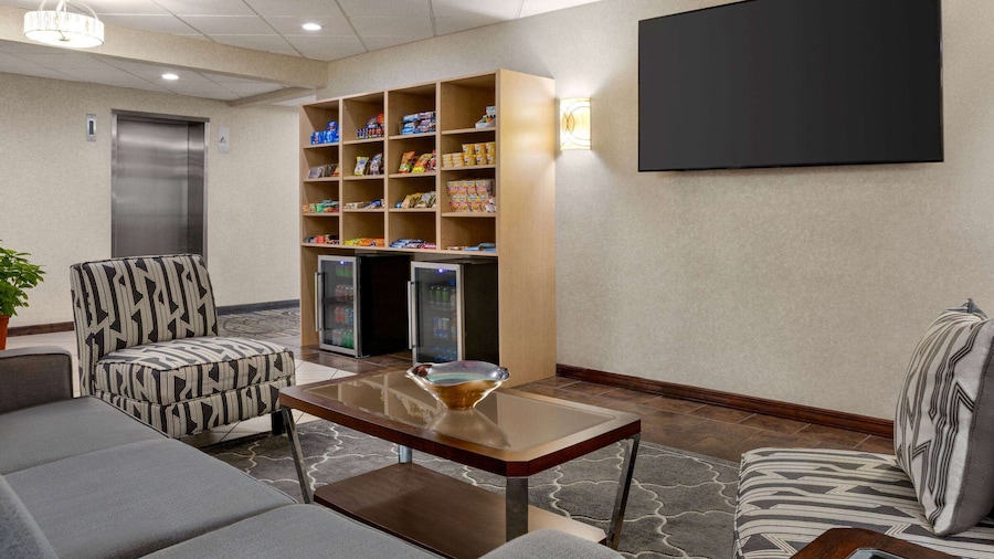 Super 8 by Wyndham Grove City