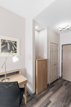 Coffres-forts dans les chambres, bureau, fer et planche à repasser