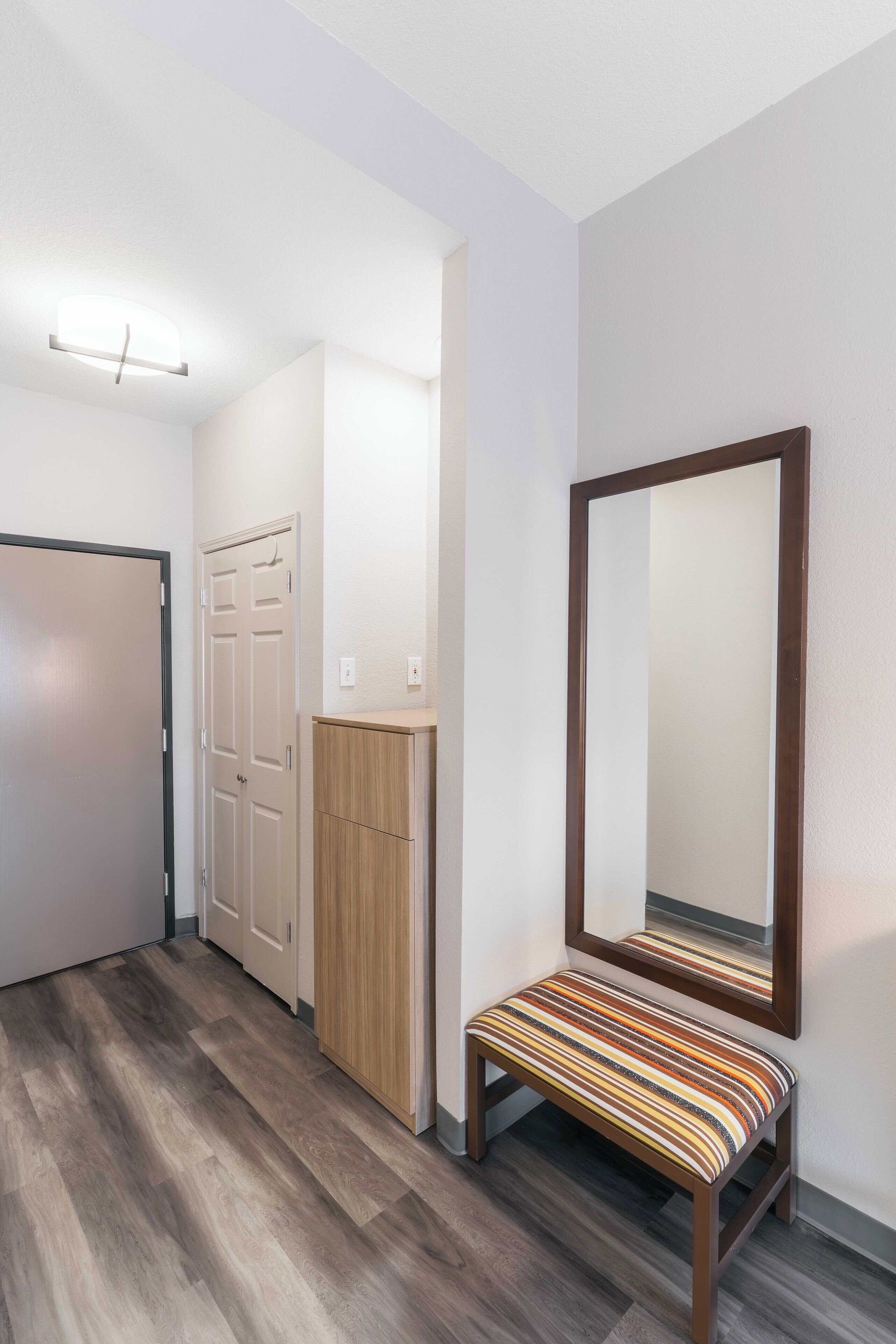 房內夾萬、書桌、熨斗/熨衫板、免費嬰兒床