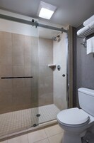 Combined shower/bathtub, designer toiletries, hair dryer, towels