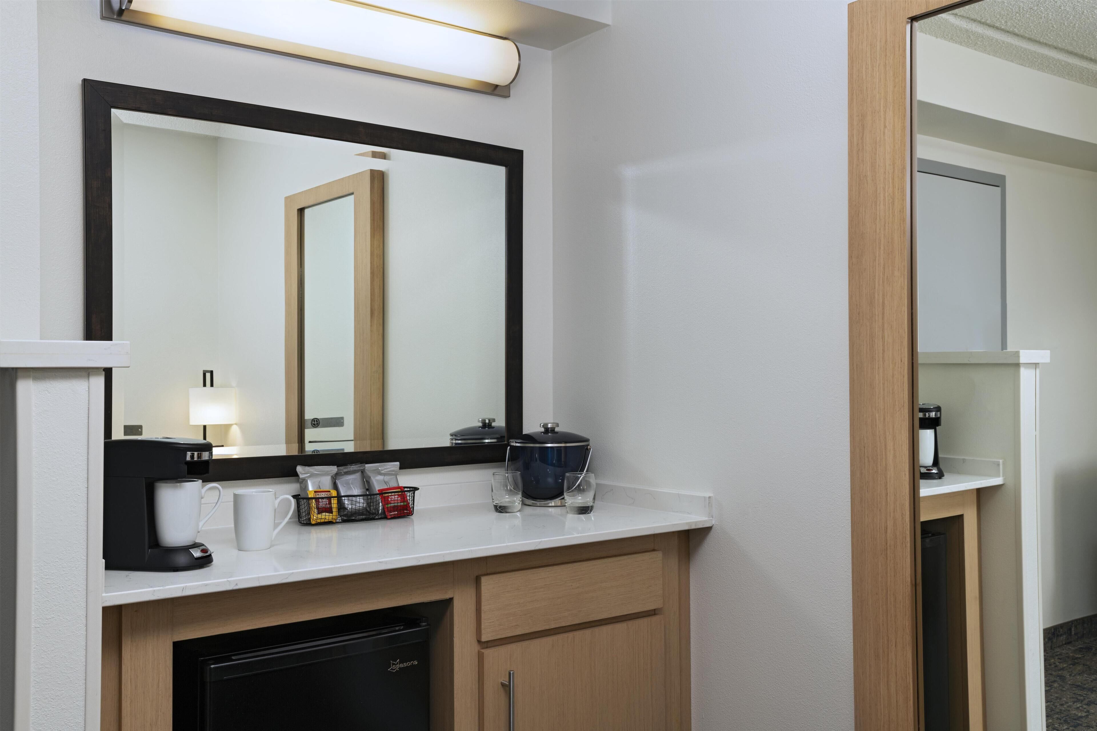 Luxe beddengoed, een bureau, verduisterende gordijnen